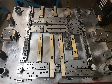 Stamping die with bronze inserts